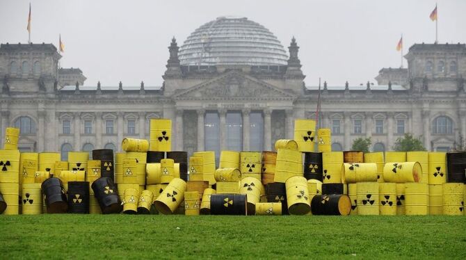 Gelbe Fässer mit dem Symbol für radioaktive Strahlung stehen vor dem Berliner Reichstag. FOTO: DPA