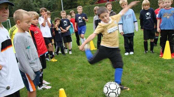 Mit Vollspann abgezogen: 37 Sechs- bis Zehnjährige hatten im Fußballcamp Spaß am Sport. FOTO: LEISTER