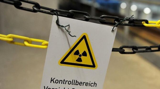 Ein Schild warnt im atomaren Zwischenlager in Gorleben vor Strahlung.