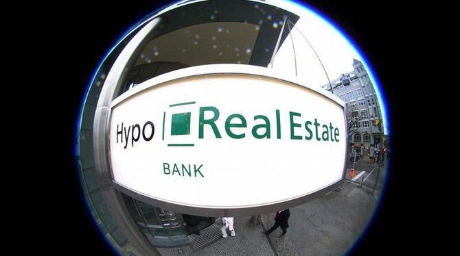 Eingang einer Niederlassung der Hypo Real Estate (HRE) in Berlin: Ein Fass ohne Boden