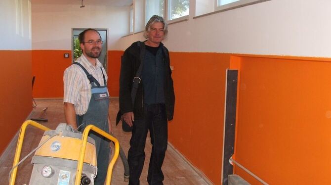 Architekt Elmar Heinemann und Hausmeister Oliver Kuhn im orangenfarbenen ersten Stock. FOTO: HÄUSSLER