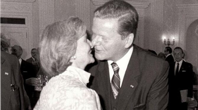 Eberhard von Brauchitsch mit seiner Ehefrau Helga am 19.02.1981 in Bonn: Nach Angaben der Familie ist das Paar freiwillig aus Eberhard von Brauchitsch mit seiner Ehefrau Helga am 19.02.1981 in Bonn: Nach Angaben der Familie ist das Paar freiwillig aus