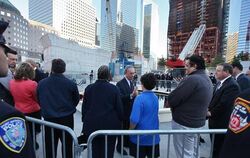 New Yorks Bürgermeister Michael Bloomberg begrüßt einen Angehörigen eines der Opfer vom 11. September.