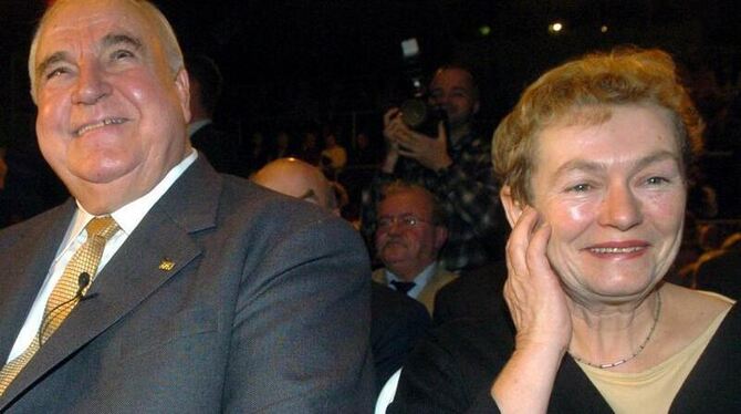 Altkanzler Helmut Kohl und die ehemalige Bürgerrechtlerin Bärbel Bohley am 9.11.2004 bei einer Veranstaltung zum15. Jahrestag Altkanzler Helmut Kohl und die ehemalige Bürgerrechtlerin Bärbel Bohley am 9.11.2004 bei einer Veranstaltung zum15. Jahrestag