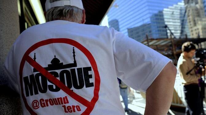 Ein Mann demonstriert am 5. September 2010 in Manhattan gegen den Bau einer Moschee in der Nähe von Ground Zero. 
