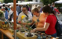 Das handwerklich gefertigte Angebot von rund hundert Ausstellern zog beim Kunsthandwerkermarkt in Melchingen zahlreiche Besucher