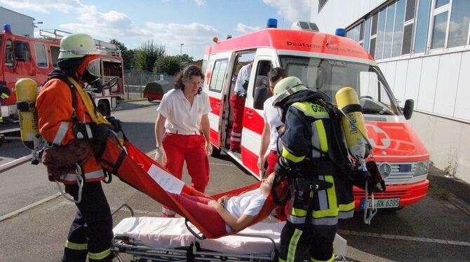 Alles nur gestellt, um für vergleichbare Ereignisse gewappnet zu sein: Bei der Feuerwehrübung in Gomaringen wird eine "verletzte