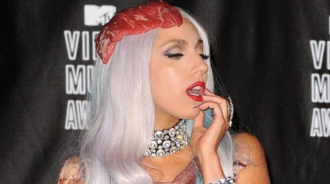 Immer für eine Überraschung gut: Lady Gaga mit einem Fleischstück auf dem Kopf. 