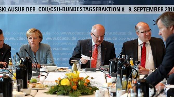 Bundeskanzlerin Angela Merkel und Fraktionschef Volker Kauder (m, beide CDU)