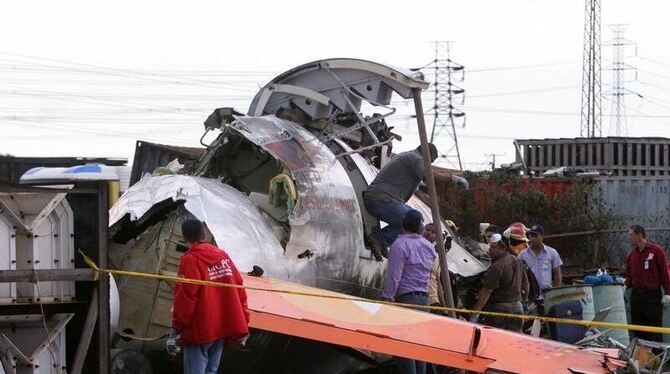 Rettungskräfte durchsuchen das Wrack der Turboprop-Maschine, die in Venezuela abgestürzt ist.