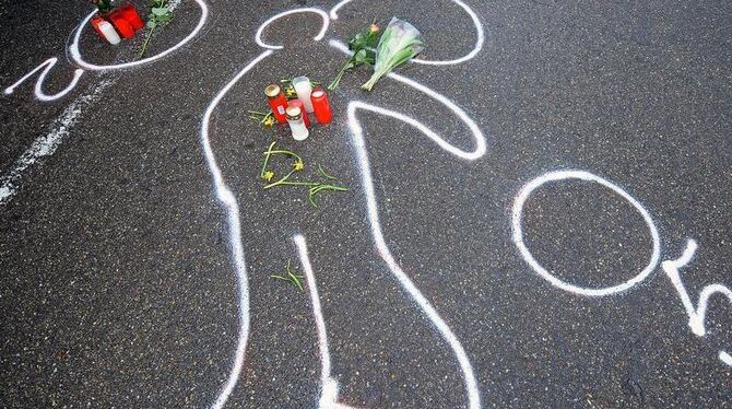 Kreidespuren zeigen den Umriss des Amokläufers Tim K. in Wendlingen am Neckar, wo er sich er sich selbst erschossen hatte. (A