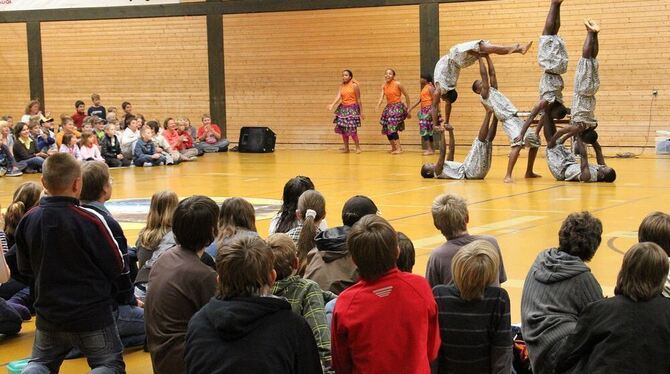Mit akrobatischen Vorführungen beeindruckten die Jugendlichen der »Mulli Childrens Family« die Schüler der Freibühlschule.  FOTO