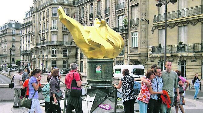 Das Denkmal über dem Alma-Tunnel in Paris wurde zum Diana-Memorial.  FOTO: DPA