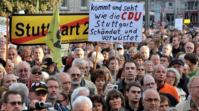 Der Protest gegen Stuttgart 21 treibt Tausende auf die Straße.