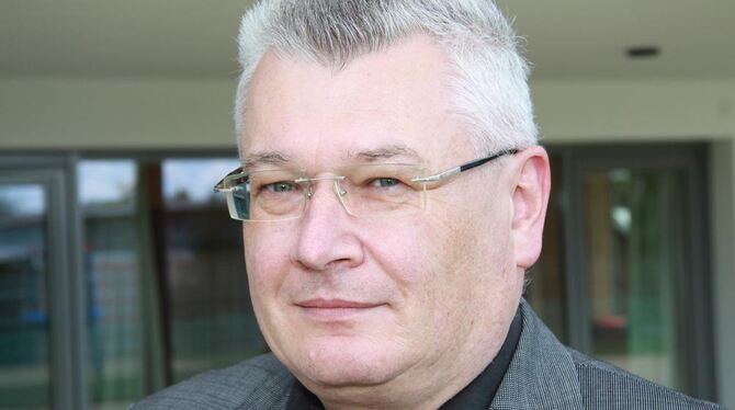 Oberbürgermeister Werner Fifka, 53 Jahre, zwei Wochen vor der Übergabe der Amtsgeschäfte an seinen Nachfolger Michael Bulander a Oberbürgermeister Werner Fifka, 53 Jahre, zwei Wochen vor der Übergabe der Amtsgeschäfte an seinen Nachfolger Michael Bulander a