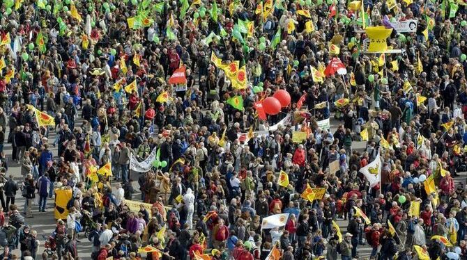 Mehrere zehntausend Menschen haben sich in Berlin versammelt, um gegen die schwarz-gelbe Atompolitik zu protestieren.