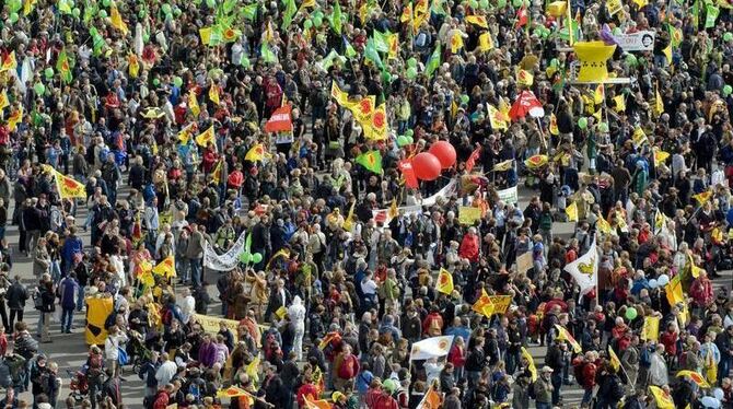 Mehrere zehntausend Menschen haben sich in Berlin versammelt, um gegen die schwarz-gelbe Atompolitik zu protestieren.