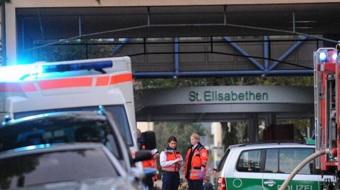Einsatzkräfte vor dem Elisabethen-Krankenhaus in Lörrach.