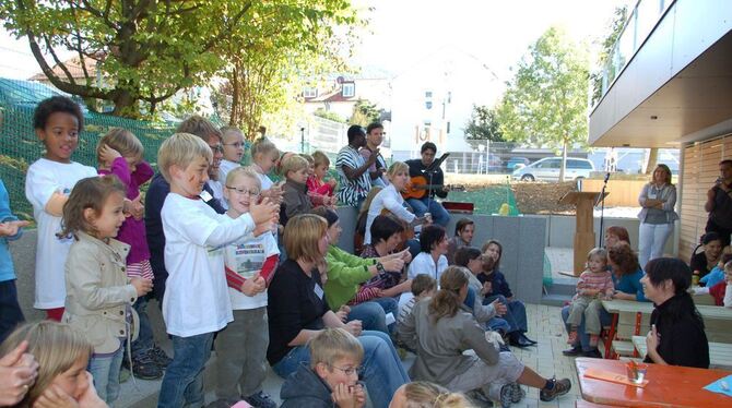 Beim  Tag  der offenen Tür im neuen Mössinger Kinderhaus wurde geforscht und gesungen. Eltern konnten das neue Domizil und darin