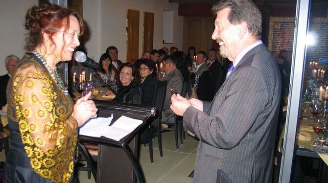 Sigrid Bortfeld hat den Original-Schlüssel zur Kaplanei aus dem Bauschutt gerettet und ihn ihrem Chef, Bürgermeister Robert Rieh