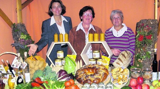 Silke Höflinger sowie Emma und Lydia Heim (von links) vor einem Stand mit vielen bunten Produkten, wie sie am Samstag auf dem Wa