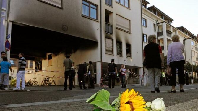 Eine Sonnenblume liegt in Lörrach vor einem Wohnhaus, in dem sich die ausgebrannte Wohnung der Amokläuferin befindet.