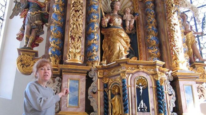 Restauratorin Barbara Meschke hat in aufwendiger Feinarbeit den Hochaltar der Wilsinger St. Georg-Kirche gereinigt und teilweise