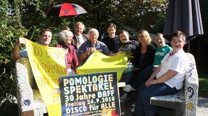 Akteure von Baff, dem Kaffeehäusle, der Soulhossas und Kulturamtsleiter Dr. Werner Ströbele (hinten, mit Schirm) freuen sich, we