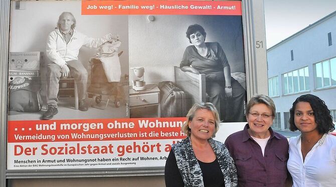 AWO-Geschäftsführerin Gisela Steinhilber (Mitte) mit Sozialpädagogin Rita Wilde (links) und Praktikantin Rosemary Heim vor der P