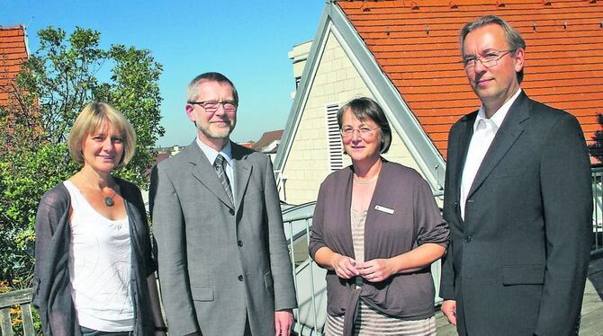 Treffen auf der Dachterrasse (von links): Marion Mattekat, Dr. Alwin Müller-Jerina, die Reutlinger Bibliotheksleiterin Christa G