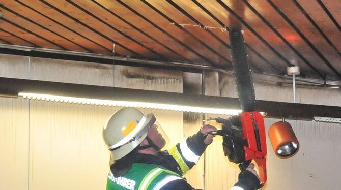 Unter der Holzverschalung der Schuldecke haben sich die Brandschwaden ausgebreitet und viel mehr angerichtet, als ursrpünglich g