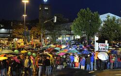 Die Proteste nehmen kein Ende: Erneut gingen Zehntausende gegen das Milliarden-Bahnprojekt Stuttgart 21 auf die Straße. 