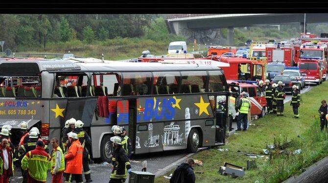 Der verunglückte Reisebus aus Polen steht hinter einer Brücke des Autobahnkreuzes Schönefeld auf dem Berliner Ring unweit der Der verunglückte Reisebus aus Polen steht hinter einer Brücke des Autobahnkreuzes Schönefeld auf dem Berliner Ring unweit der