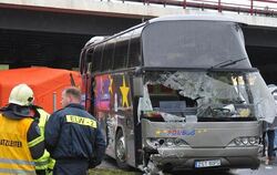 Ein Reisebus aus Polen verunglückte an einer Brücke des Autobahnkreuzes Schönefeld auf dem Berliner Ring unweit der brandenbu