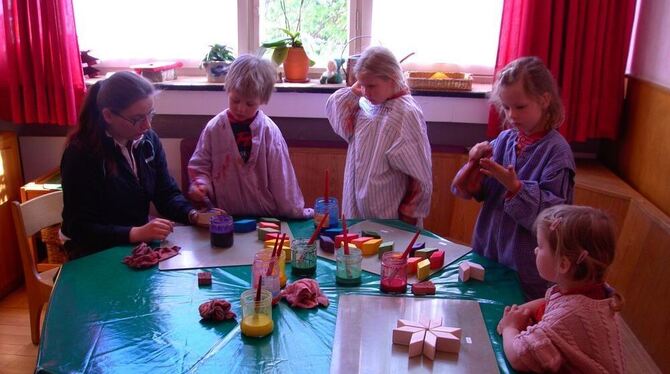 Die Sinneswahrnehmung fördern: Malen und kreatives Gestalten haben im Waldorfkindergarten einen hohen Stellenwert. FOTO:PR Die Sinneswahrnehmung fördern: Malen und kreatives Gestalten haben im Waldorfkindergarten einen hohen Stellenwert. FOTO:PR