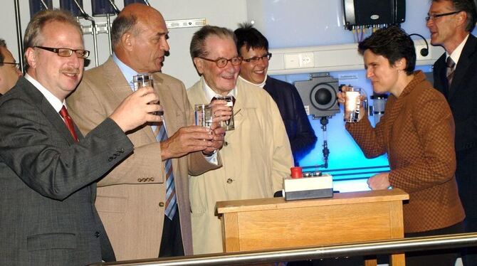 Ein Prosit auf die glänzende Wasserqualität (von links): Bürgermeister Holger Jerg, Landrat Dirk Gaerte, Ex-MdB Hermann Schwörer Ein Prosit auf die glänzende Wasserqualität (von links): Bürgermeister Holger Jerg, Landrat Dirk Gaerte, Ex-MdB Hermann Schwörer