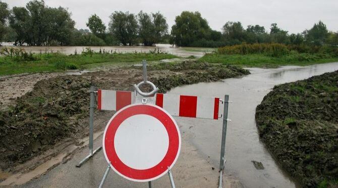 Im sächsischen Görlitz ist die Neiße über die Ufer getreten und droht den noch vom Augusthochwasser zerstörten Fahrradweg ern