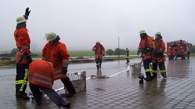 Die einzelnen Abteilungen der Löschgruppe Alb arbeiteten bei der Übung zusammen. FOTO: JF