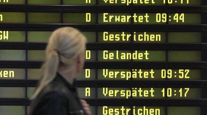 Eine Passagierin geht in der Abfertigunghshalle des Flughafens Berlin-Schönefeld an einer Anzeigentafel vorbei: In Spanien tr