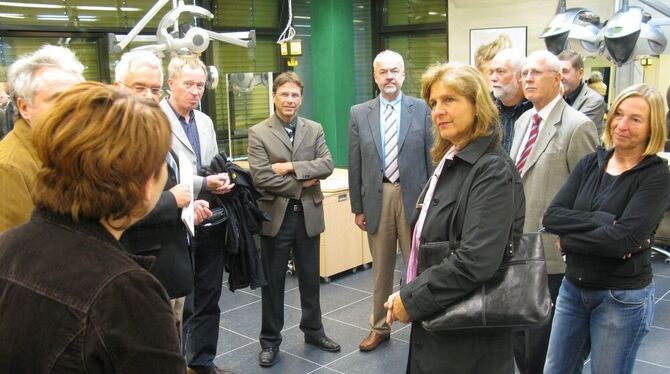 Salonfähig: Beim Lagebericht über die Friseur-Ausbildung in der Kerschensteinerschule lauschten die Vertreter des Kreistags aufm