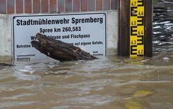 Die Hochwasserlage im Süden Brandenburgs spitzt sich weiter zu.