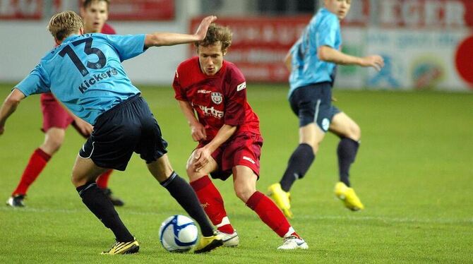 Martin Grund (Mitte), hier im Duell mit Kickers-Akteur Fabio Leutenecker, bereitete mit einem Freistoß die SSV-Führung vor. FOTO
