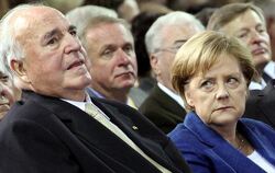 Altkanzler Helmut Kohl  und Bundeskanzlerin Angela Merkel bei einem Empfang in Berlin.