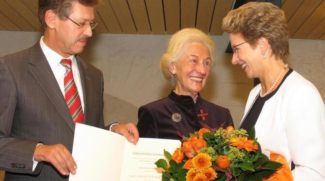 Bundesverdienstkreuz 1. Klasse für Ursula Menton (Mitte) mit Staatssekretär Dieter Hillebrand und OB Barbara Bosch. FOTO: ELS
