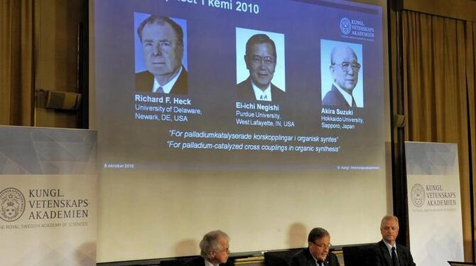 Lars Thelen, Staffan Normark und Jan-Erling Bäckvall (v.l.n.r), Mitglieder der Königlichen-Schwedischen Akademie, geben die C