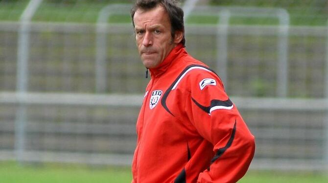 Nachdenkliche Miene zum bösen Spiel: Lothar Mattner, der Trainer des Oberligisten SSV Reutlingen.  FOTO: THOMYS