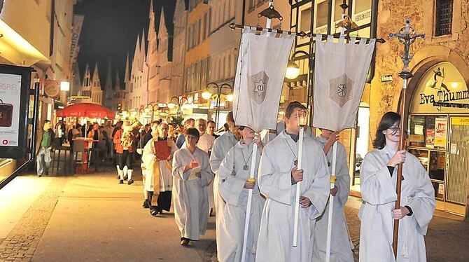 Reutlingens Katholiken formierten sich anlässlich des 100. Geburtags der St. Wolfgangskirche zum Prozessionszug. FOTO: TRINKHAUS