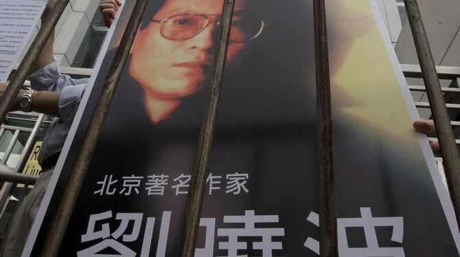 Pro-Demokratie-Aktivisten zeigen ein Plakat von Liu Xiaobo während einer Protestaktion: Die chinesische Regierung hat die Ver