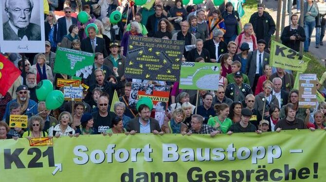 Protest ebbte nicht ab: Gegner des Bahnprojekts Stuttgart 21 tragen während eines Protestzuges durch die Innenstadt Plakate u Protest ebbte nicht ab: Gegner des Bahnprojekts Stuttgart 21 tragen während eines Protestzuges durch die Innenstadt Plakate u