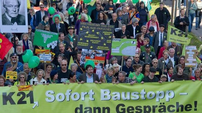 Protest ebbte nicht ab: Gegner des Bahnprojekts Stuttgart 21 tragen während eines Protestzuges durch die Innenstadt Plakate u